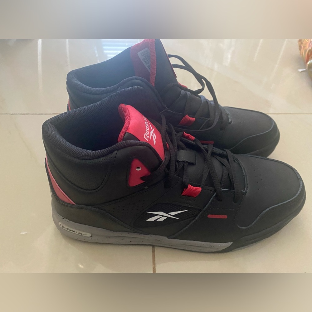 Men's Reebok Galaxy 1 Size 9 basketball Sneaker Shoe BLACK RED Mid top Gray.